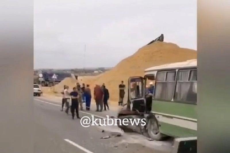 В Краснодарском крае автобус с вахтовиками столкнулся с ВАЗом. Погибли двое