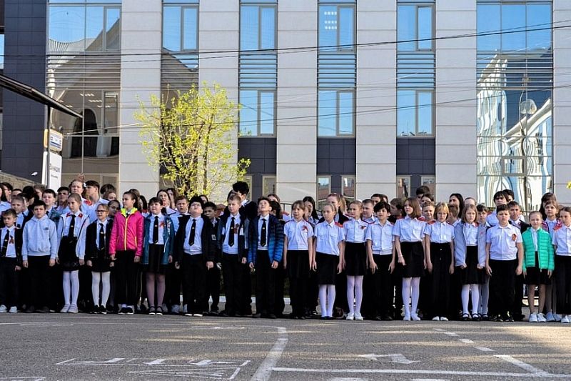 В школах Краснодарского края торжественно подняли флаги России, Кубани и исполнили гимны