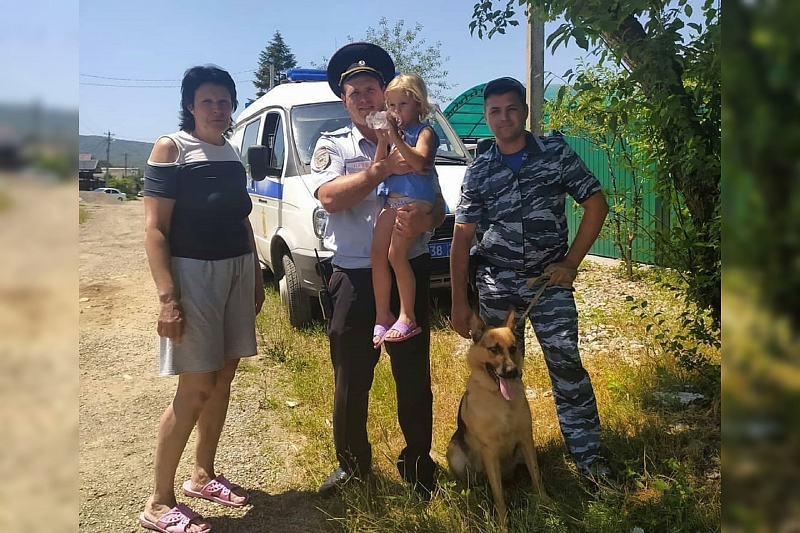 В Краснодарском крае полицейские нашли потерявшуюся трехлетнюю девочку
