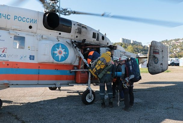 К поиску пропавших в горах Сочи туристов привлекли вертолет