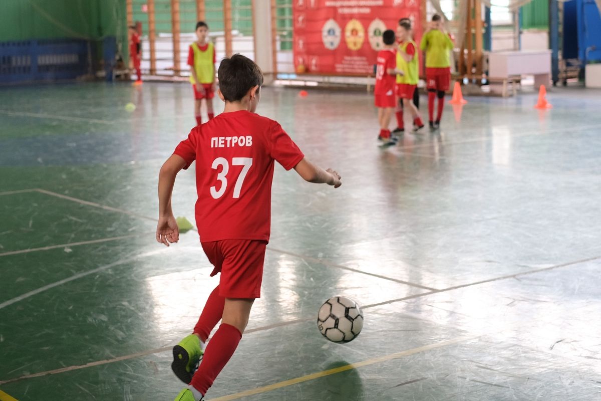 Под руководством Алибека Конова занимаются три группы футболистов – младшие, средние и старшие.