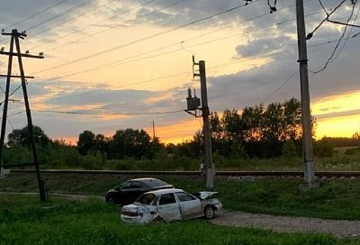 На Кубани легковушка влетела под грузовой поезд, пострадал водитель
