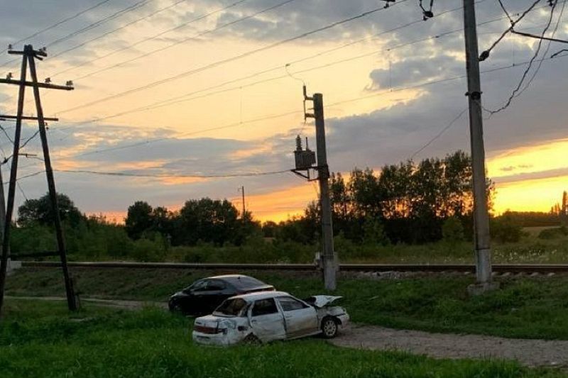 На Кубани легковушка влетела под грузовой поезд, пострадал водитель