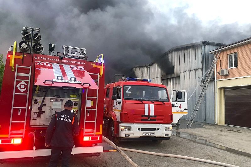 В Краснодаре четыре часа тушили крупный пожар на складе