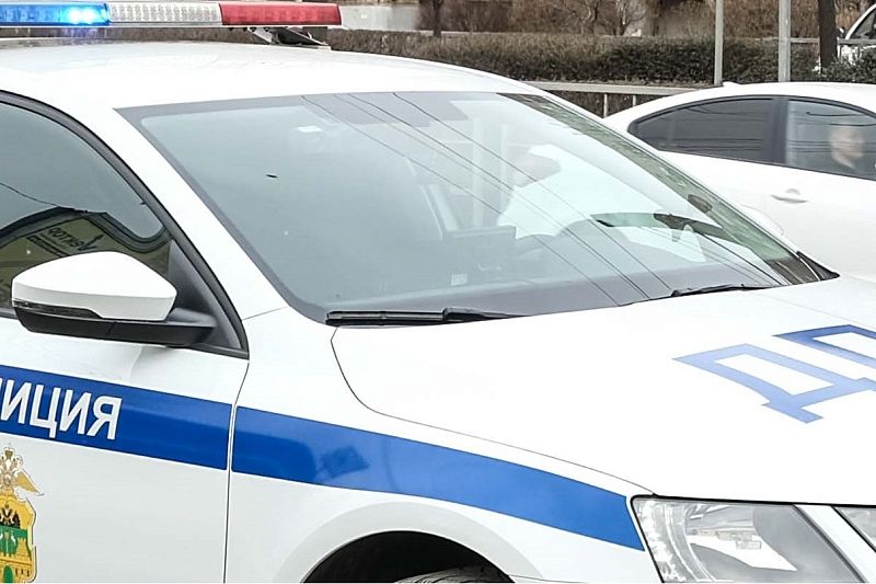Водитель на Mercedes врезался в два автомобиля и столб на улице Северной в Краснодаре