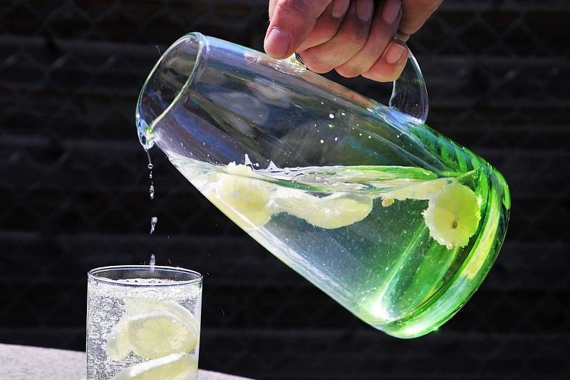 Вода, лимон и сода: простой напиток, который избавит организм от лишнего жира