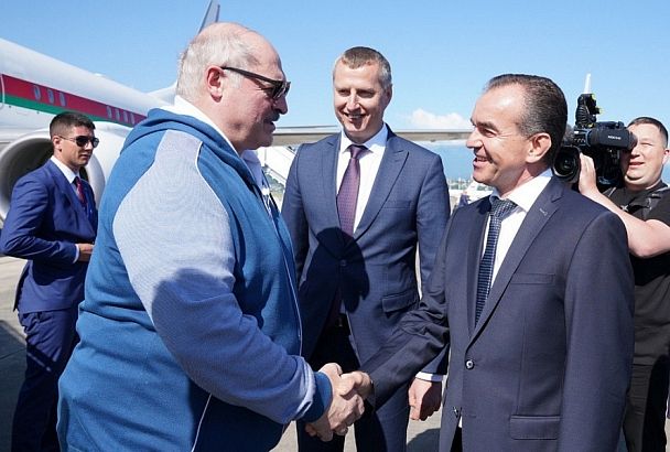 Губернатор Кубани Вениамин Кондратьев встретил в аэропорту Сочи Александра Лукашенко