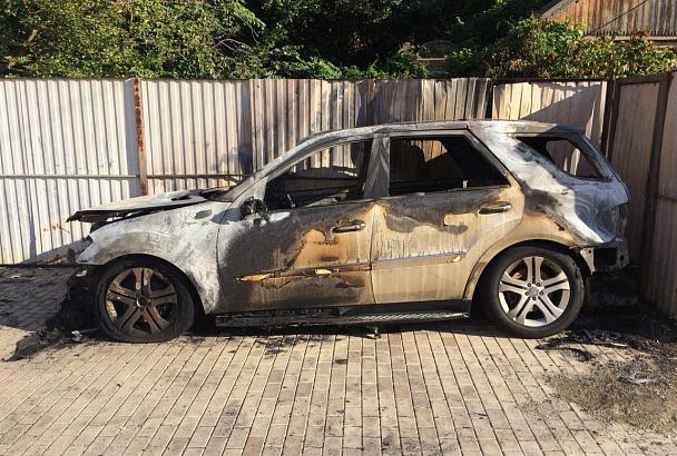 В Краснодаре сожгли Mercedes-Benz ML, принадлежащий гендиректору ассоциации «Кубаньмолоко»