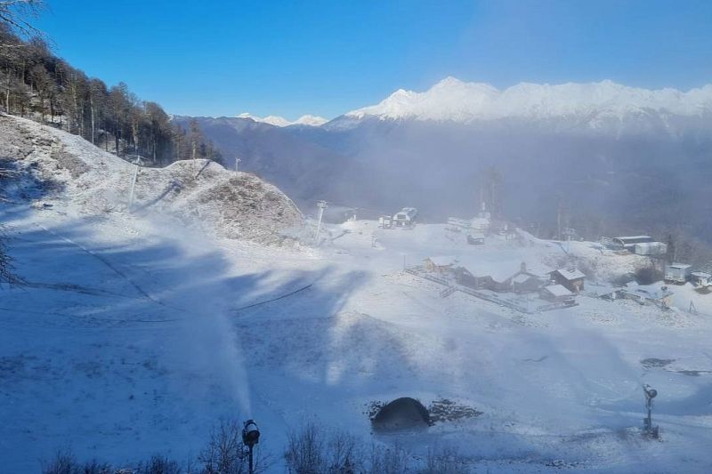 Снежные пушки включили на горнолыжном курорте Сочи