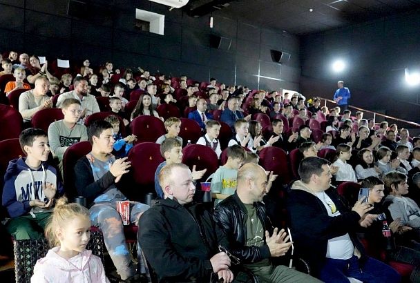 В Апшеронске детям бесплатно показали фильм «Легенда о самбо»