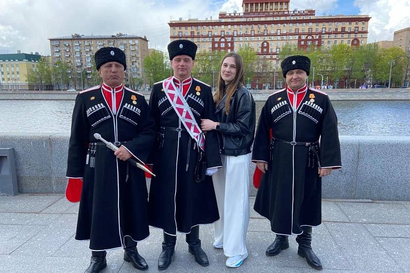 После парада Победы в Москве кубанский казак сделал предложение своей девушке