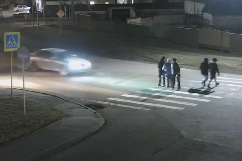На видео попало ДТП в Кущевской, где иномарка сбила на «зебре» подростков 