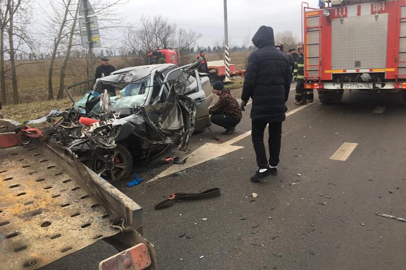 На Ростовском шоссе в Краснодаре 19-летний водитель «Мерседеса» врезался в фуру и погиб