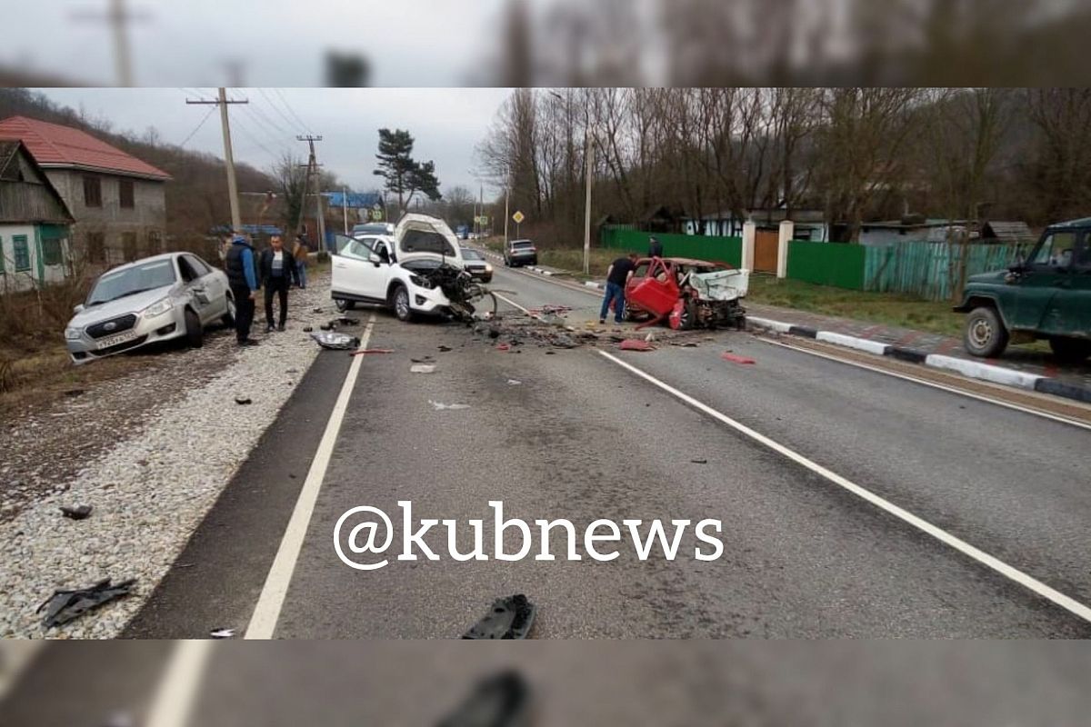 Появилось видео с места жесткого ДТП в Краснодарском крае, где погибли три человека