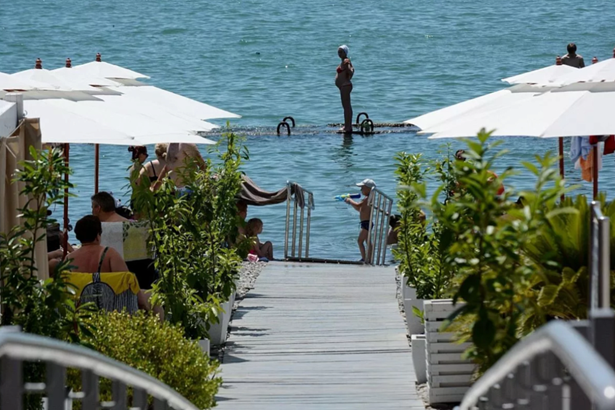 Подтверждено лабораторно: мэр Сочи заверил в безопасности пляжей курорта для отдыха и купания  