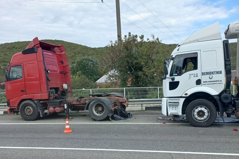 На трассе Джубга–Сочи водитель тягача погиб под колесами собственного автомобиля