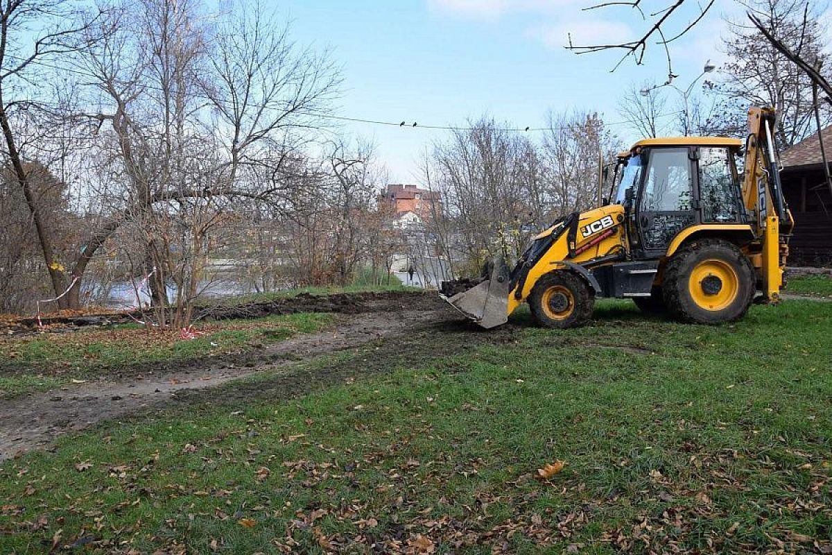 В парковой зоне стадиона «Кубань» в Краснодаре ремонтируют часть набережной Верхнего Покровского озера