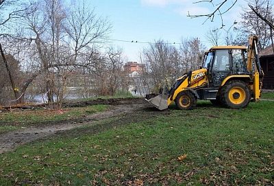 В парковой зоне стадиона «Кубань» в Краснодаре ремонтируют часть набережной Верхнего Покровского озера