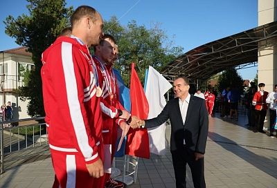 Вениамин Кондратьев наградил победителей всероссийских соревнований по гребле