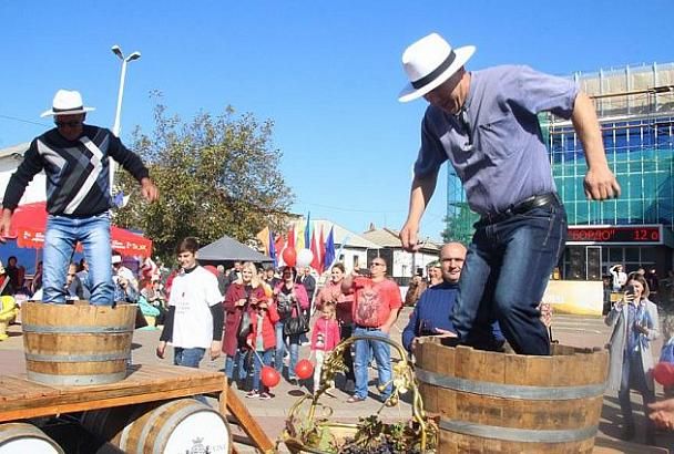 В Ейске гостям праздника молодого вина Nova Kubano предложили подавить виноград ногами