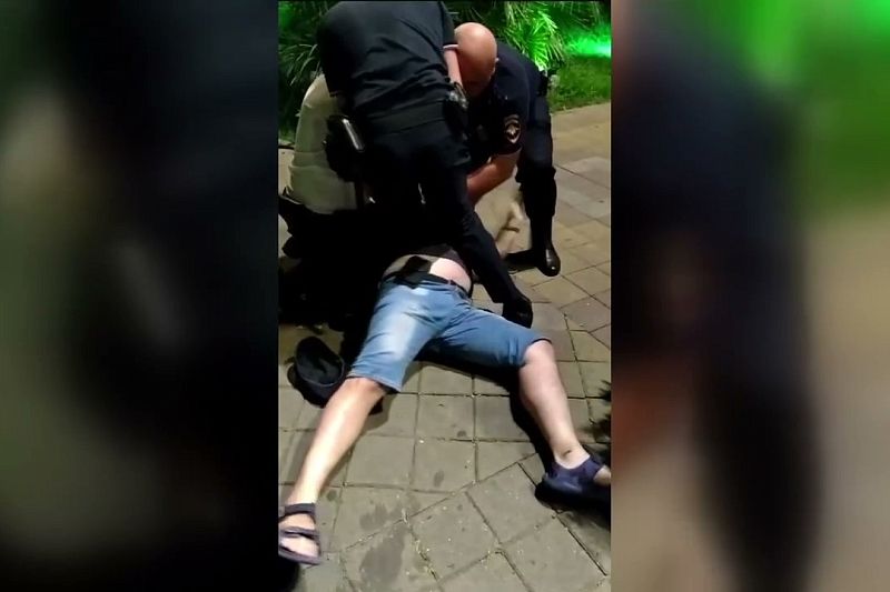 В Сочи полицейские задержали буйного мужчину. Он пытался выломать дверь в общественный туалет