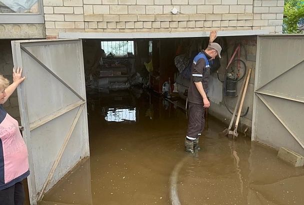 Около 300 домов остаются подтоплены в двух районах Краснодарского края после ливней
