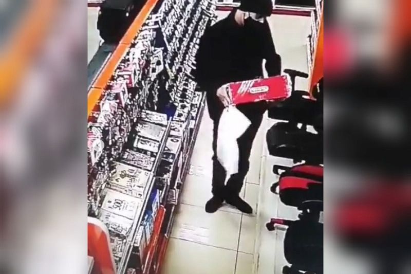 Полиция ищет мужчину, укравшего квадрокоптер из магазина DNS