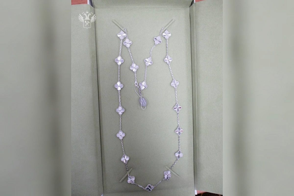 Драгоценности на 3 млн рублей изъяли таможенники у пассажирки из Дубая в аэропорту Сочи