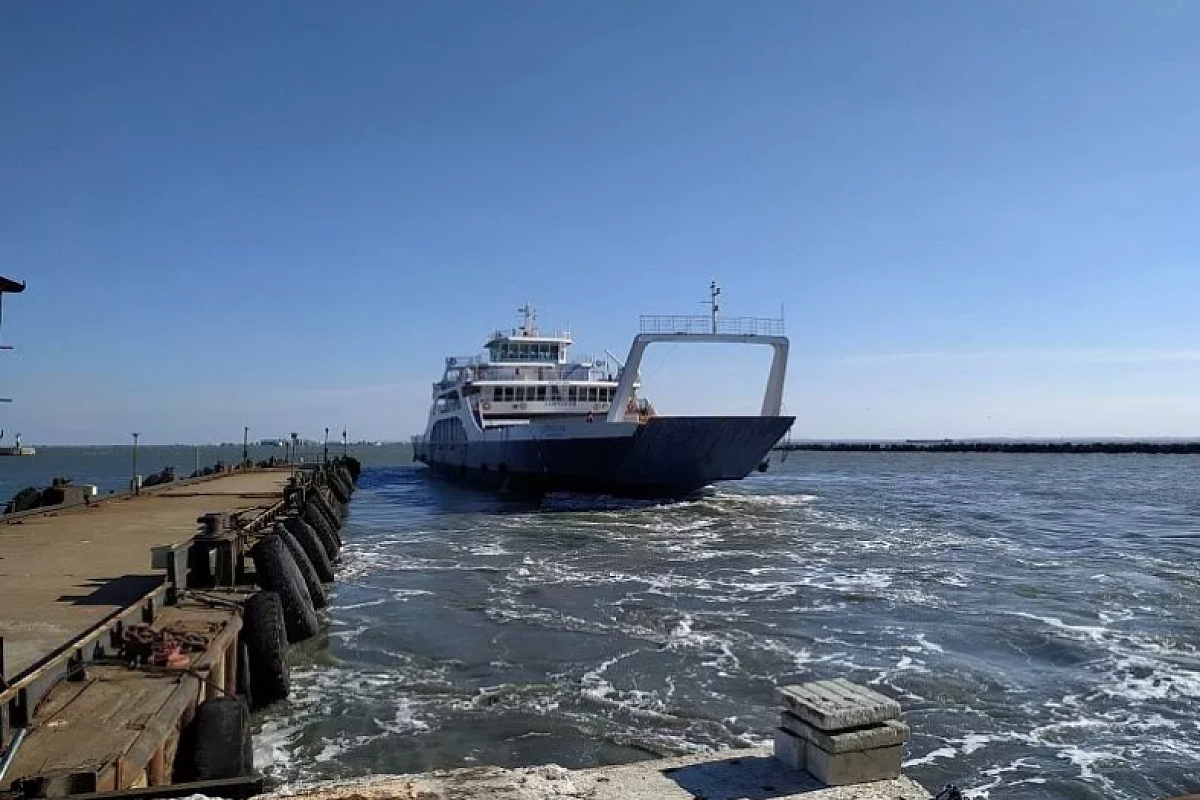 Работа паромной переправы в Керченском проливе приостановлена из-за сильного ветра