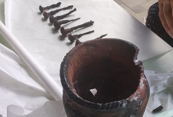 Древний горшок с коваными гвоздями обнаружили археологи в поселке под Анапой