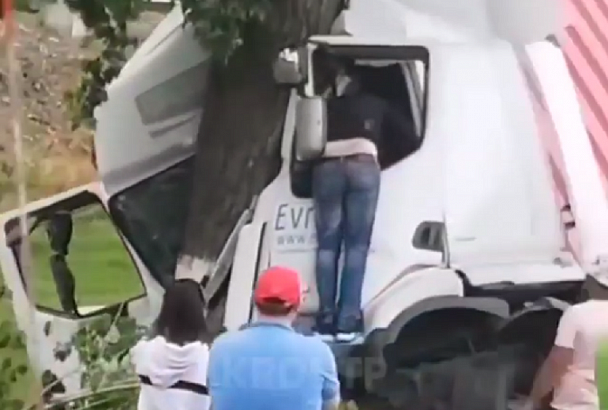 В Крымском районе грузовик врезался в дерево, водитель погиб