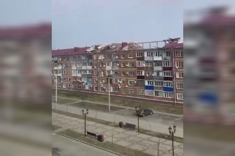 На Кубани ураганным ветром сорвало часть крыши пятиэтажного дома