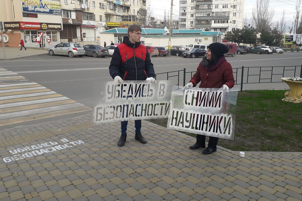 Сними наушники: возле оживленных пешеходных переходов Новороссийска появились напоминания о безопасности