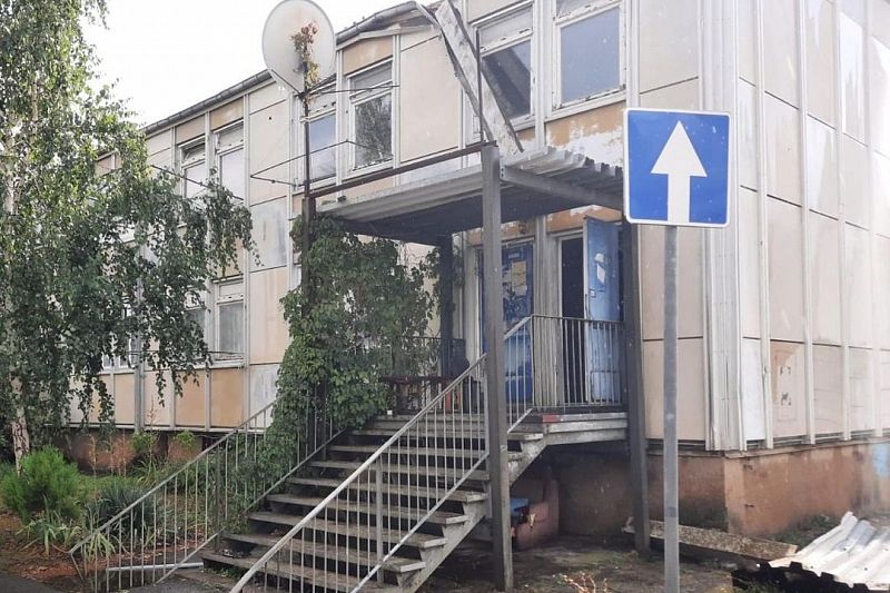 Порывом ветра снесло кровлю с многоквартирного дома в Краснодарском крае