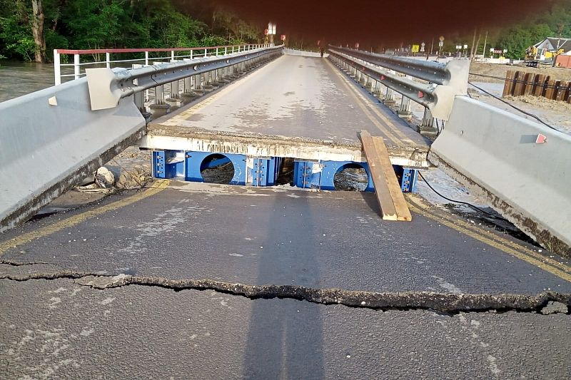 На Кубани из-за подтоплений обрушился временный мост через реку Фарс