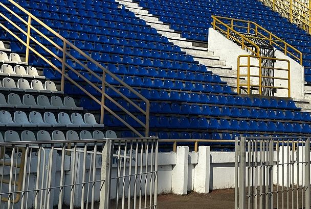 На главном футбольном стадионе Новороссийска заменят сиденья для комфорта болельщиков