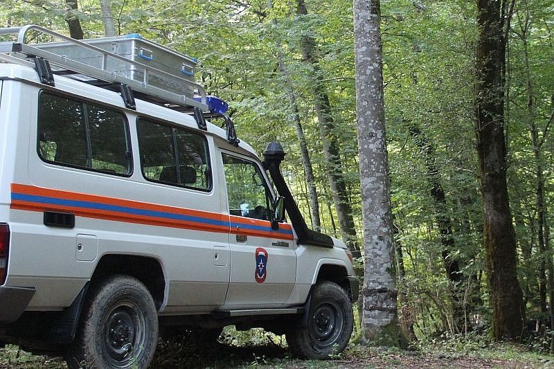 В Сочи спасатели транспортировали из леса потерявшего сознание жителя Абхазии 