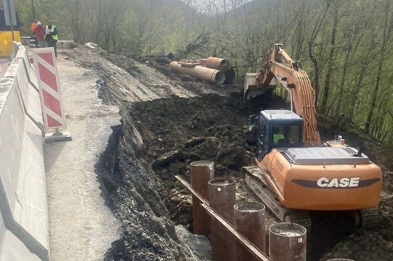 Разрушенный оползнем участок дороги под Геленджиком планируют восстановить к майским праздникам
