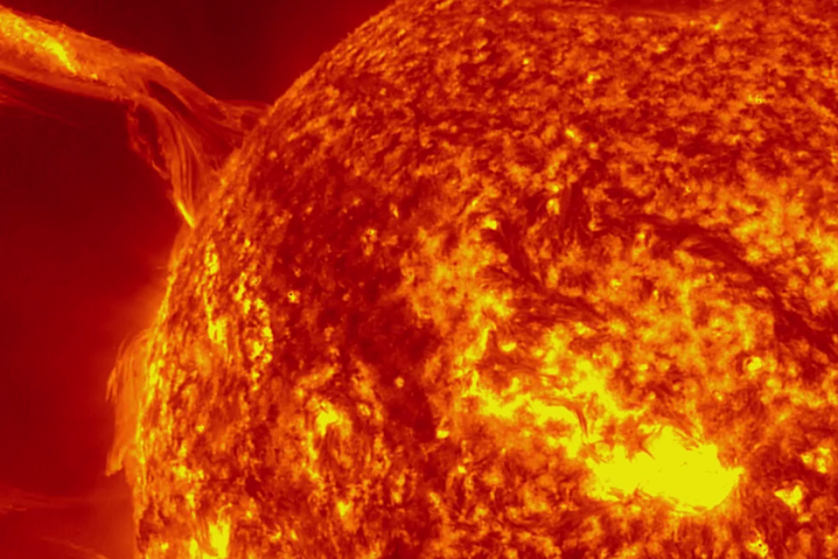 Протуберанец-гигант оторвался ночью от Солнца