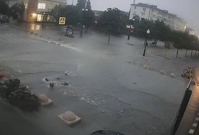 Улицы Новороссийска ушли под воду из-за ливня