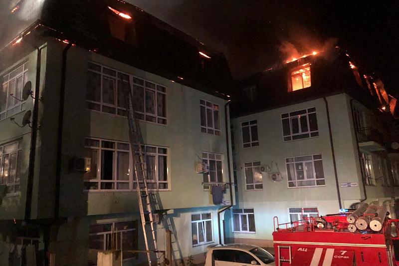 В Сочи после ночного пожара в многоэтажном доме, где погиб мужчина, пострадала 21 квартира