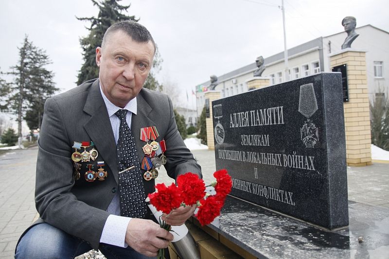  Сергей Головинов возлагает цветы к памятнику погибшим землякам.