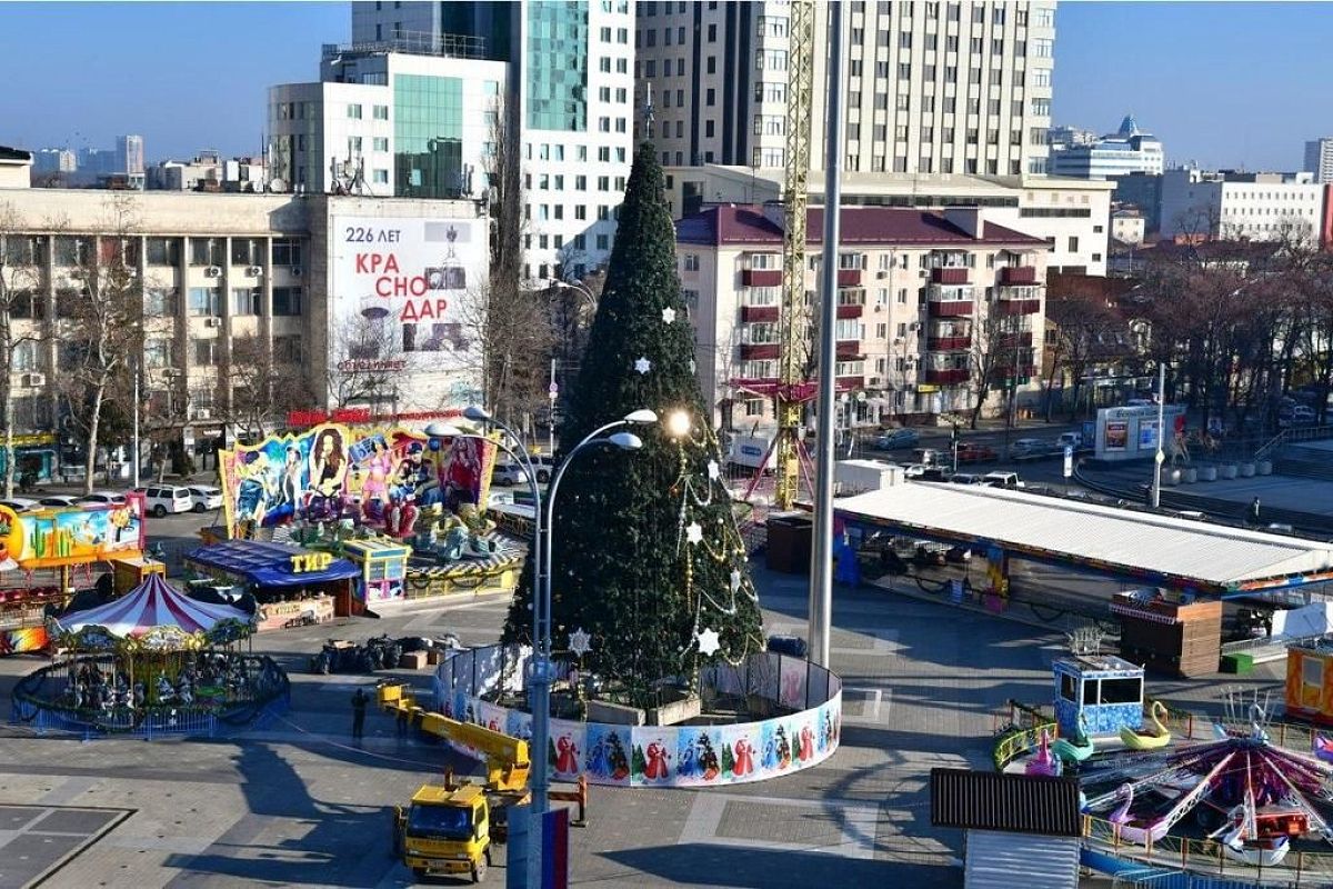 В Краснодаре начали убирать новогодние елки