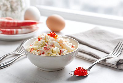 Рублю кальмары тонкими полосками, добавляю красную икру — и через 10 минут на столе самый нежный праздничный салат