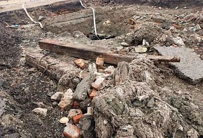 Железнодорожные шпалы вытащили из коллектора на улице Красных Партизан в Краснодаре