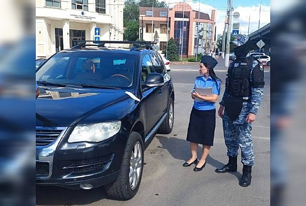 Алиментщик приехал из Краснодарского края в суд Астрахани на внедорожнике, а ушел пешком