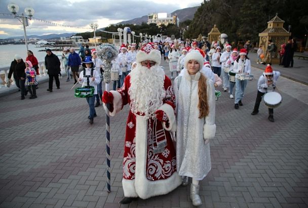 Парад Дедов Морозов прошел в Геленджике