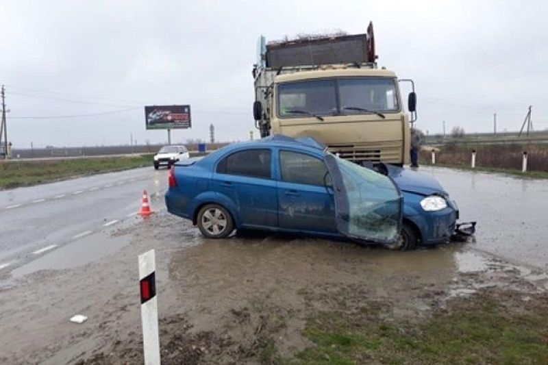 В Краснодарском крае погиб водитель въехавшей под грузовик легковушки