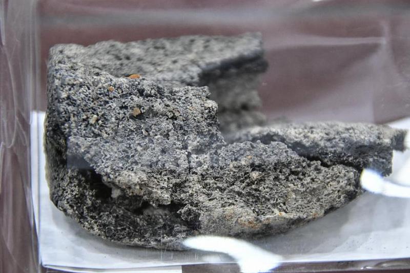 Этот обугленный кусочек хлеба был найден поисковиками в партизанской землянке в окрестностях Горячего Ключа. 