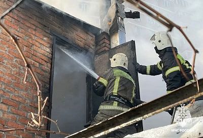 Частный дом загорелся в центре Краснодара на площади 150 кв. м